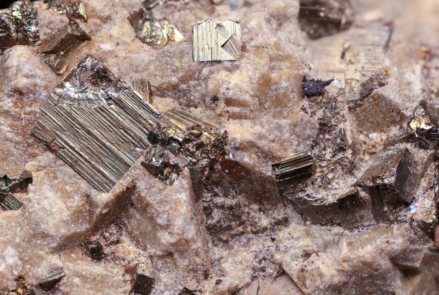 Macro de una muestra de mineral sulfurado con cristales metálicos sobre matriz de cuarzo